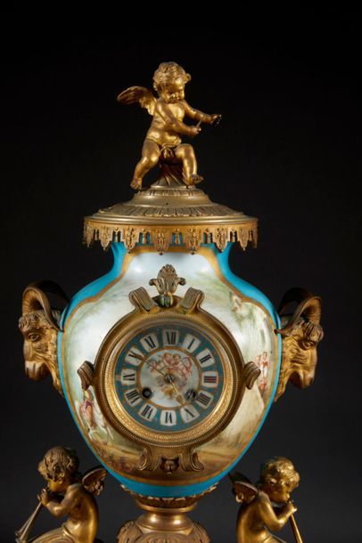 Importante garniture de cheminée: pendule...