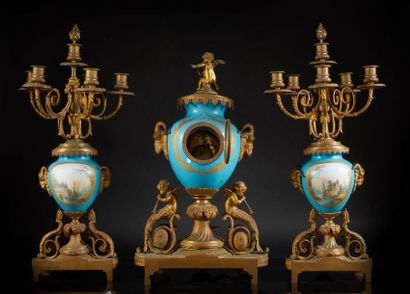 Importante garniture de cheminée: pendule...