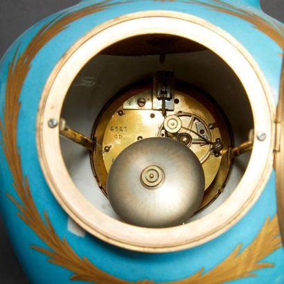 Importante garniture de cheminée: pendule...