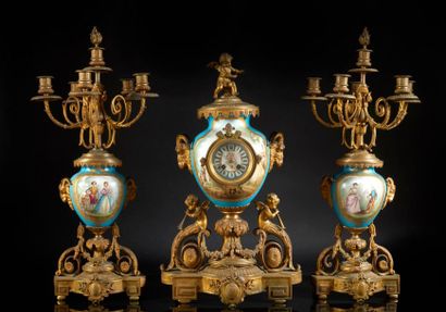 Importante garniture de cheminée: pendule...