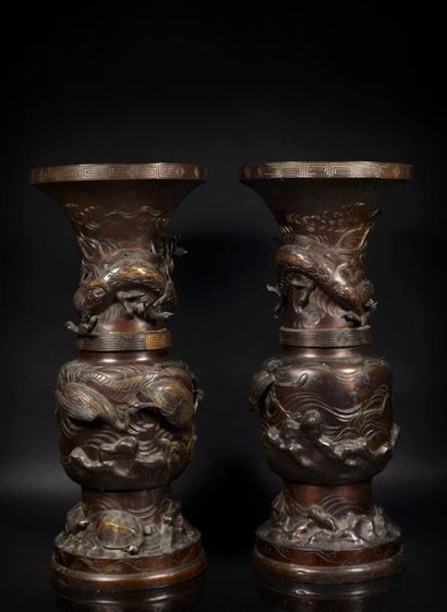 JAPON, époque MEIJI. Paire de vases en bronze...