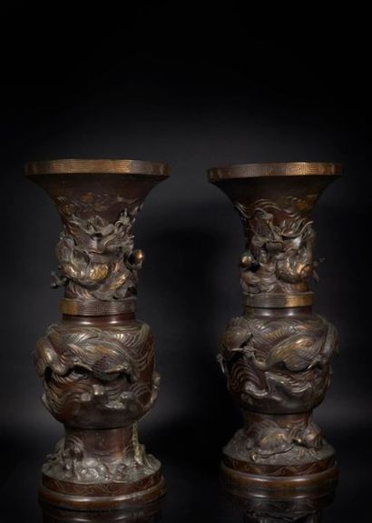 JAPON, époque MEIJI. Paire de vases en bronze...