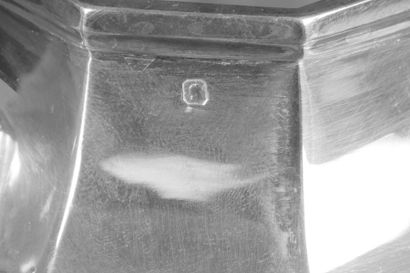 Pot à eau en argent à pans, le manche en...