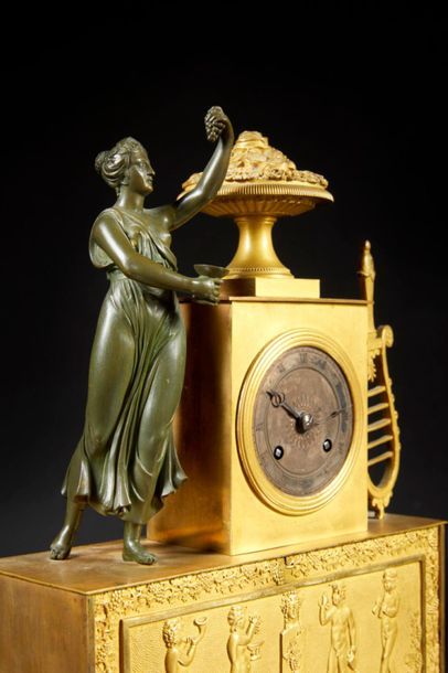 Pendule en bronze doré et patiné, décor d'une...