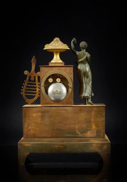 Pendule en bronze doré et patiné, décor d'une...
