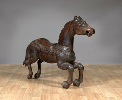 Cheval en bois sculpté ciré, dans le style...