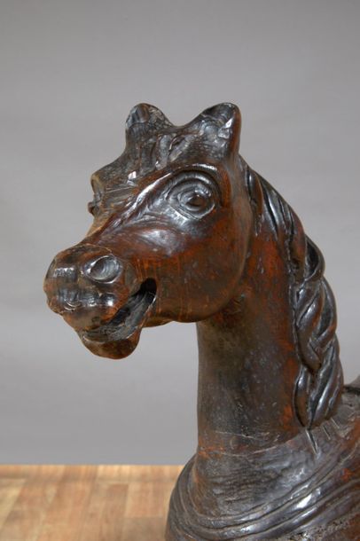 Cheval en bois sculpté ciré, dans le style...