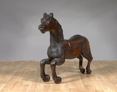 Cheval en bois sculpté ciré, dans le style...