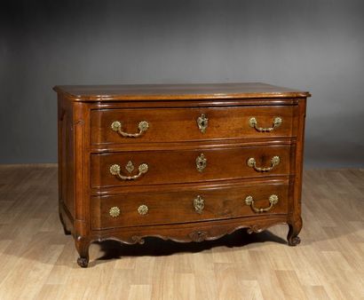 Commode en noyer, la façade galbée ouvrant...