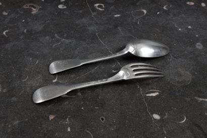 Ensemble de trois cuillers et deux fourchettes...