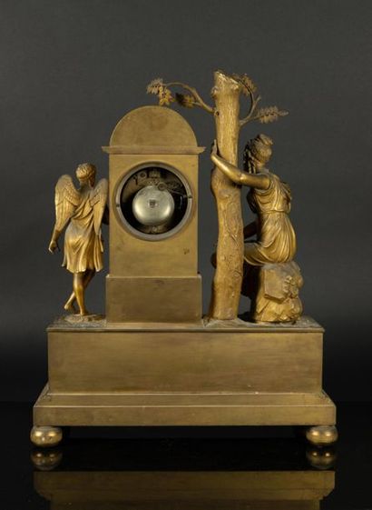 Pendule en bronze doré représentant Vénus...