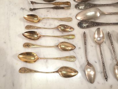 Ensemble en argent: 
. 2 couverts modèle...