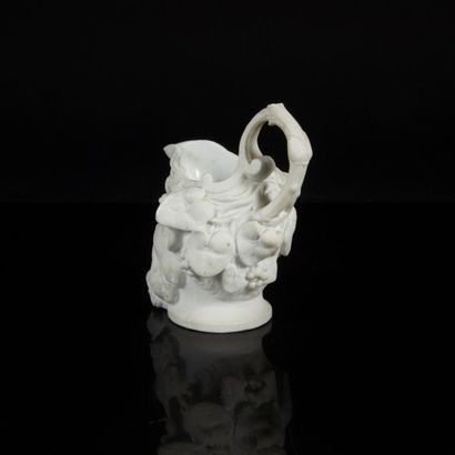 Paris
Tasse à anse en forme de tête de Bacchus...