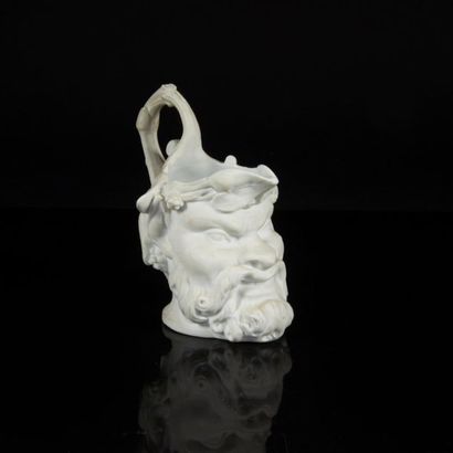 Paris
Tasse à anse en forme de tête de Bacchus...