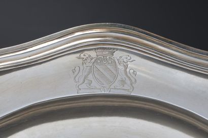 Grand plat rond demi-creux à contours en...