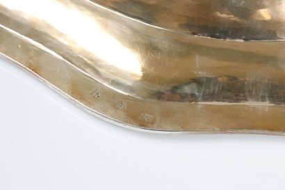 Grand plat rond demi-creux à contours en...