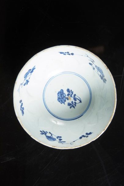 CHINE - XVIIIe siècle
Bol polylobé en porcelaine...