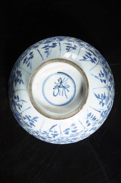 CHINE - XVIIIe siècle
Bol polylobé en porcelaine...