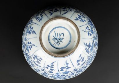 CHINE - XVIIIe siècle
Bol polylobé en porcelaine...