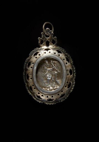 Pendentif de chapelet ovale en argent ajouré,...