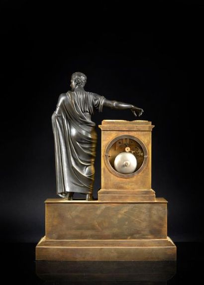 Pendule en bronze patiné et doré à l'effigie...