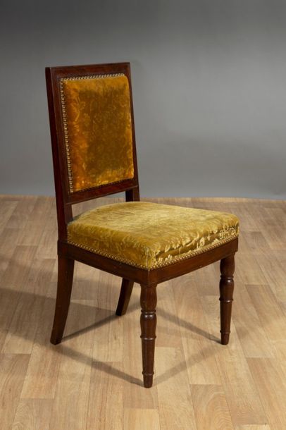Suite de huit chaises en acajou mouluré à...