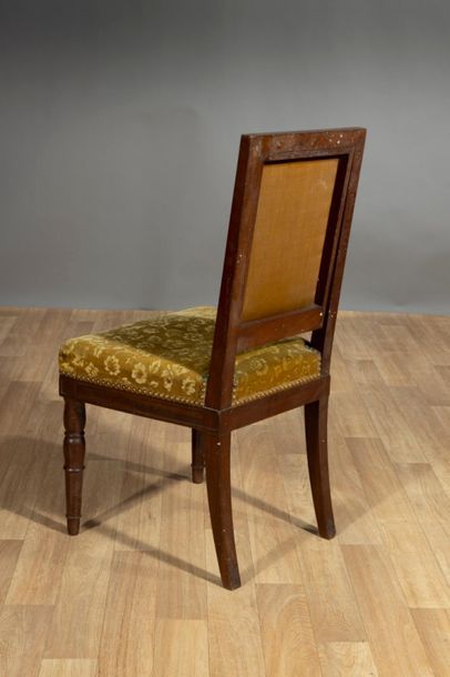 Suite de huit chaises en acajou mouluré à...