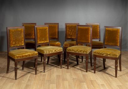 Suite de huit chaises en acajou mouluré à...