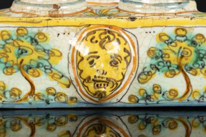 ESPAGNE. Cinq encriers en faïence, décor...
