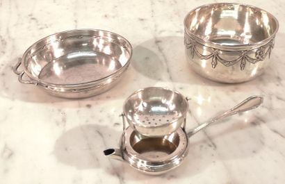Ensemble en argent: bol en argent à décor...