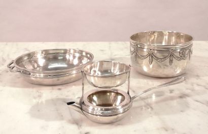Ensemble en argent: bol en argent à décor...