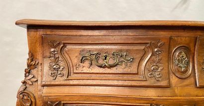 Grande commode galbée en noyer mouluré et...