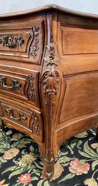 Grande commode galbée en noyer mouluré et...