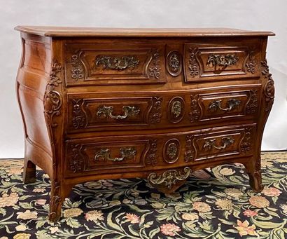 Grande commode galbée en noyer mouluré et...