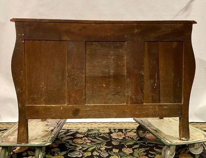 Grande commode galbée en noyer mouluré et...