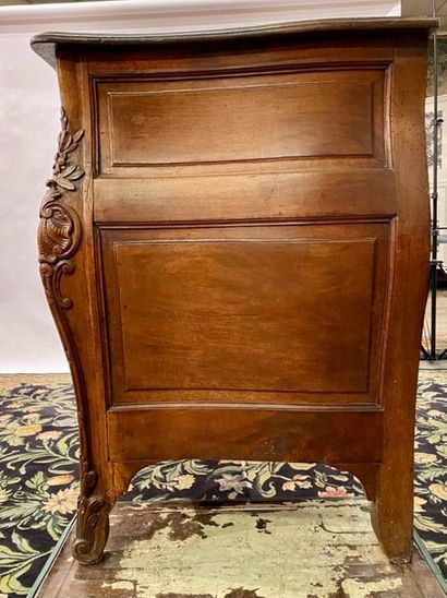 Grande commode galbée en noyer mouluré et...
