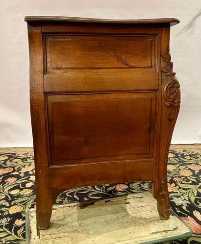 Grande commode galbée en noyer mouluré et...