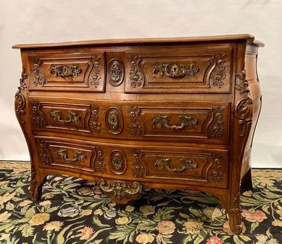 Grande commode galbée en noyer mouluré et...