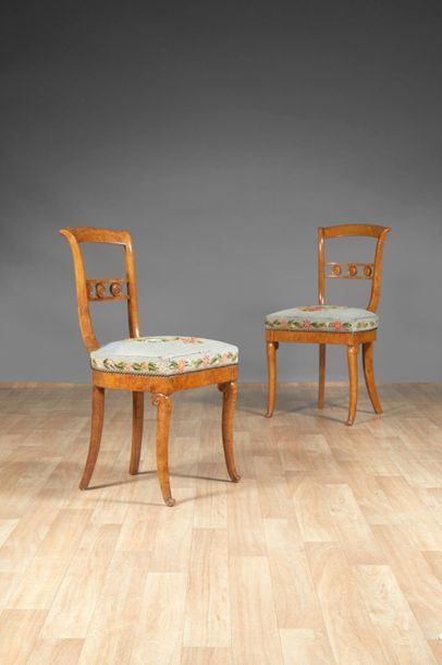 Paire de chaises en loupe de frêne, à dossier...