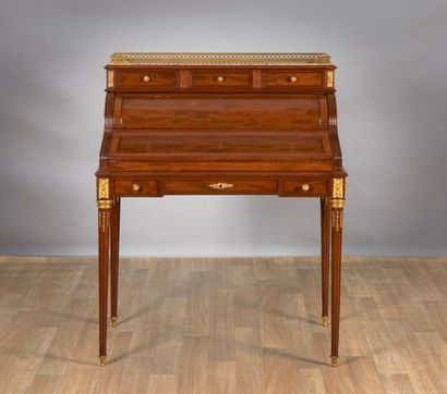 Bureau à cylindre en acajou moucheté, le...
