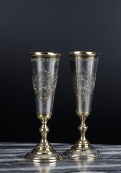 Paire de flûtes en argent guilloché et gravé...