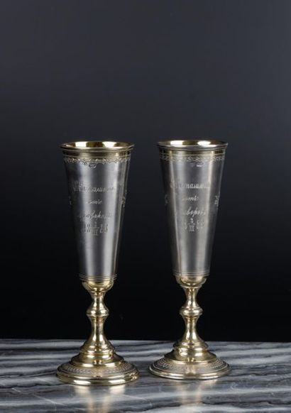 Paire de flûtes en argent guilloché et gravé...