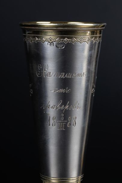 Paire de flûtes en argent guilloché et gravé...