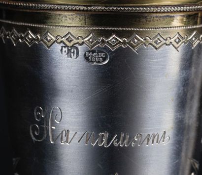 Paire de flûtes en argent guilloché et gravé...