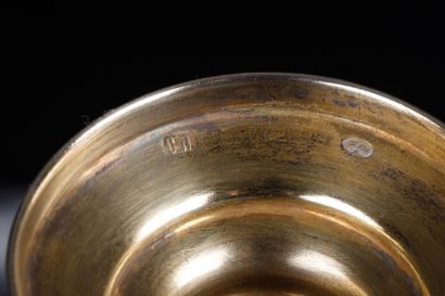 Paire de flûtes en argent guilloché et gravé...