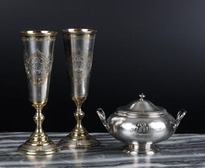 Paire de flûtes en argent guilloché et gravé...