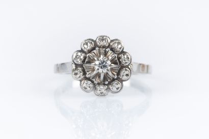 Bague marguerite en or gris sertie de petites...