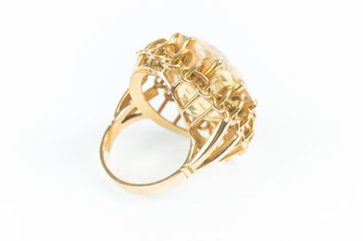 Importante bague en or sertie d'une pierre...