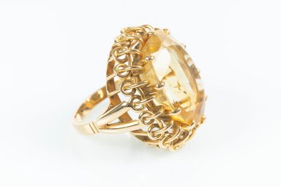 Importante bague en or sertie d'une pierre...