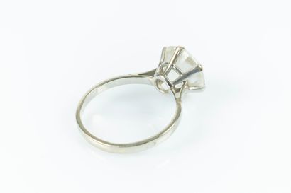 Bague solitaire en or gris et platine sertie...